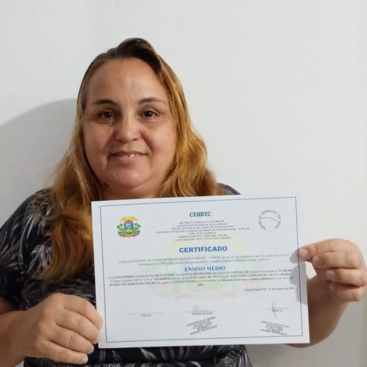 Aluno INEJA com seu certificado