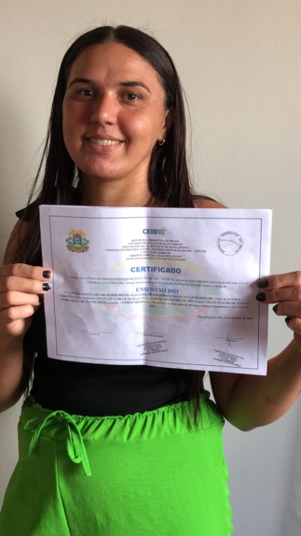 Aluno INEJA com seu certificado