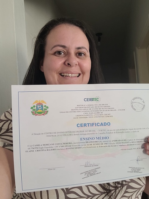 Aluno INEJA com seu certificado