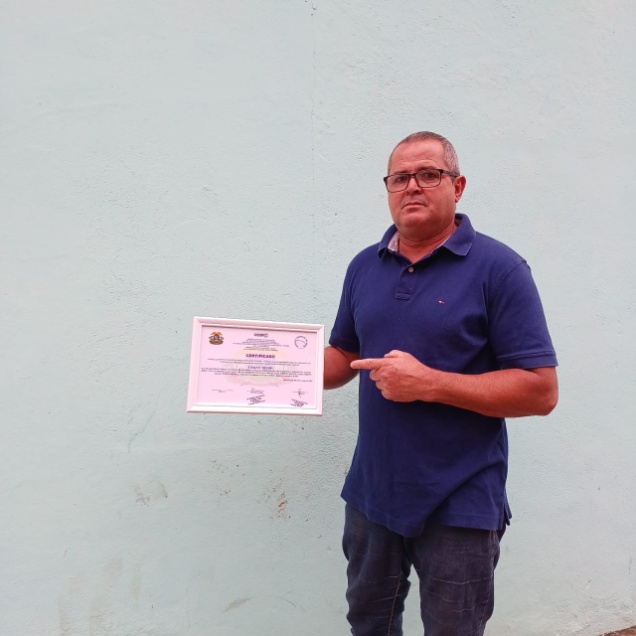 Aluno INEJA com seu certificado