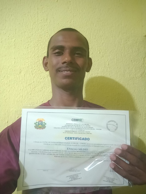 Aluno INEJA com seu certificado