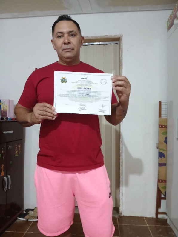 Aluno INEJA com seu certificado