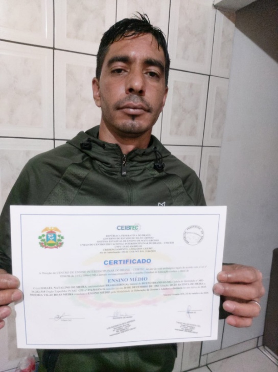 Aluno INEJA com seu certificado