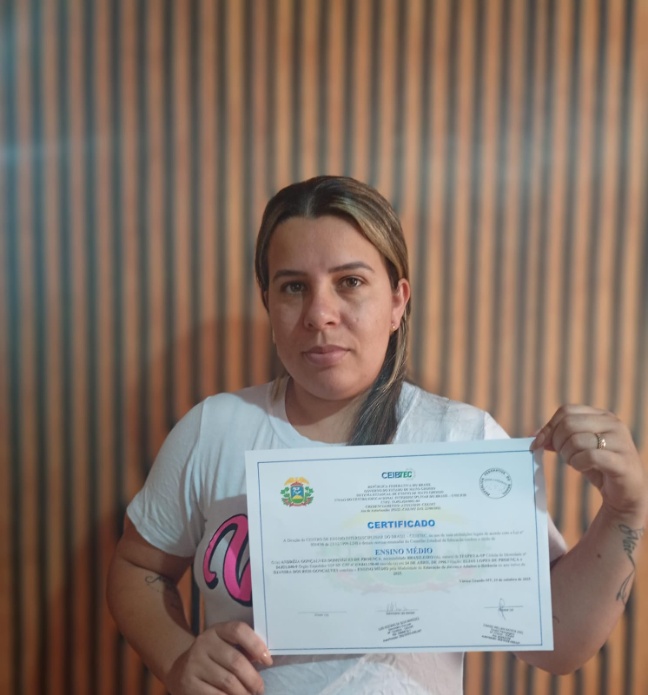 Aluno INEJA com seu certificado