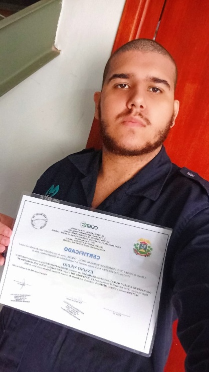 Aluno INEJA com seu certificado
