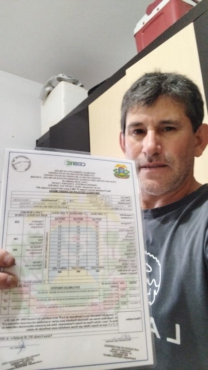 Aluno INEJA com seu certificado