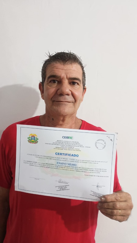 Aluno INEJA com seu certificado