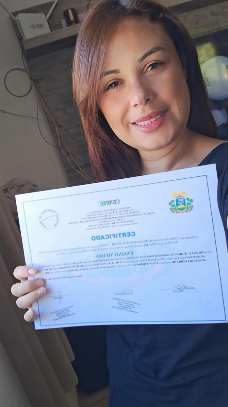 Aluno INEJA com seu certificado