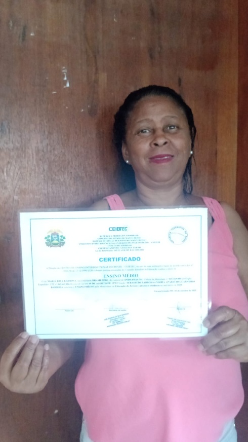 Aluno INEJA com seu certificado