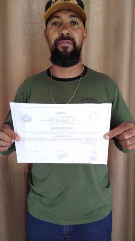 Aluno INEJA com seu certificado