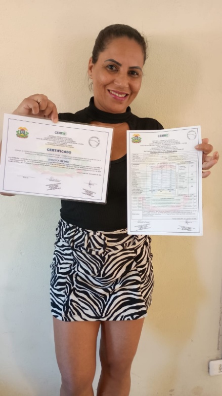 Aluno INEJA com seu certificado